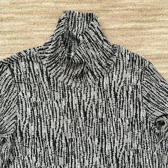 Like New: ATHLETA Flurry Peak Long Sleeve Top Turtleneck Base Layer Black Large