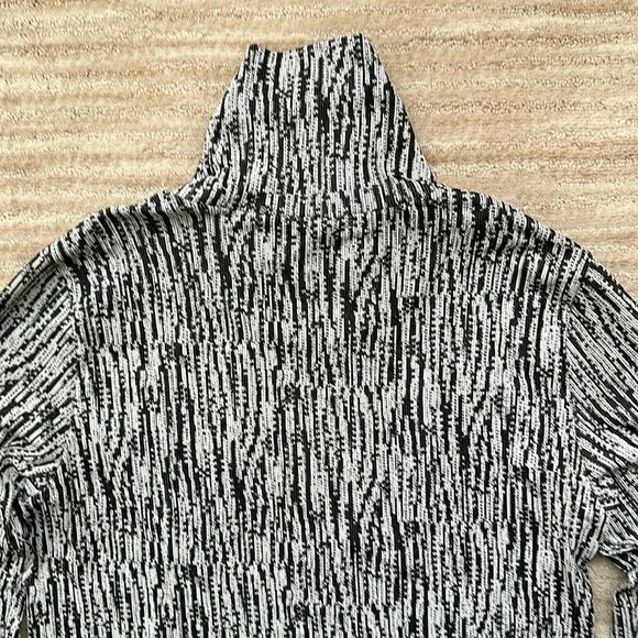 Like New: ATHLETA Flurry Peak Long Sleeve Top Turtleneck Base Layer Black Large