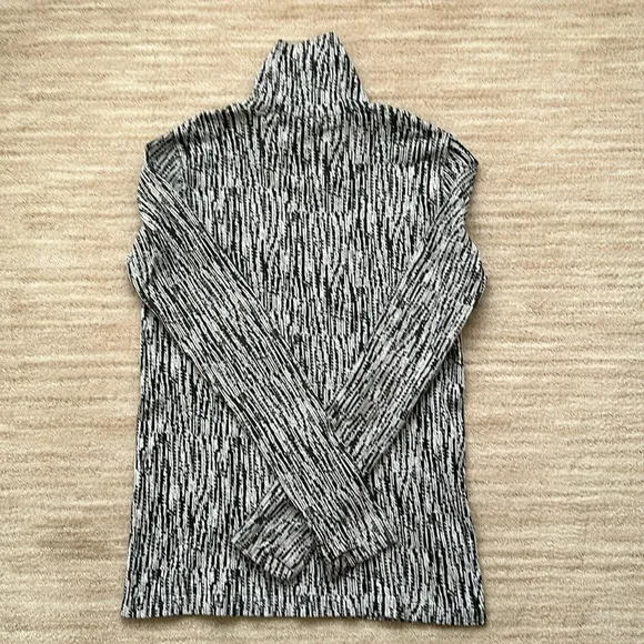 Like New: ATHLETA Flurry Peak Long Sleeve Top Turtleneck Base Layer Black Large