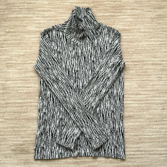 Like New: ATHLETA Flurry Peak Long Sleeve Top Turtleneck Base Layer Black Large