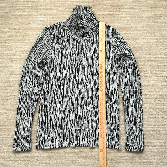 Like New: ATHLETA Flurry Peak Long Sleeve Top Turtleneck Base Layer Black Large