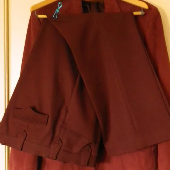 LIKE NEW - MEN'S Dark cranberry western suit Dallas Texas Circle S