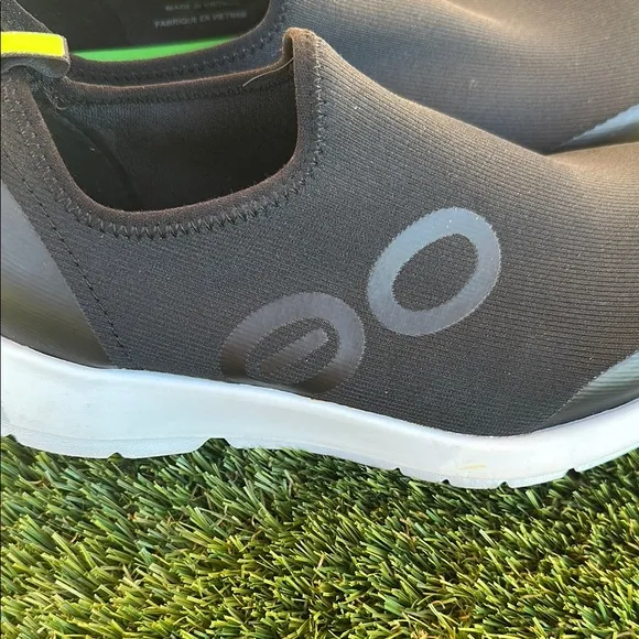 *like new* OOFOS sport low woman’s shoe size 9