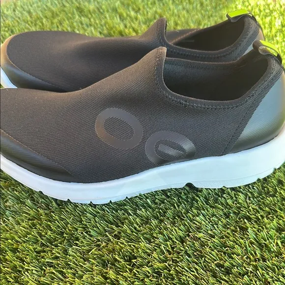 *like new* OOFOS sport low woman’s shoe size 9