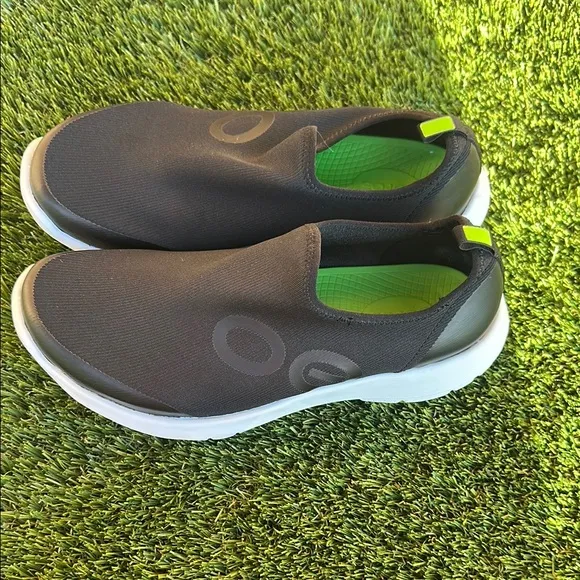 *like new* OOFOS sport low woman’s shoe size 9