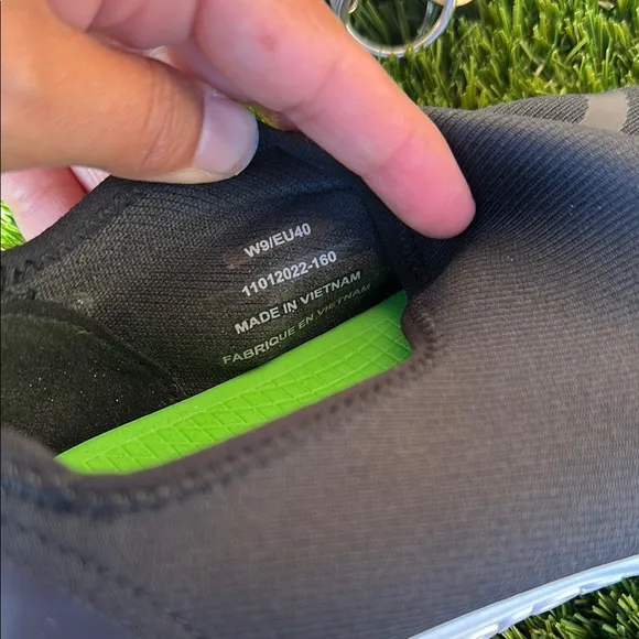 *like new* OOFOS sport low woman’s shoe size 9