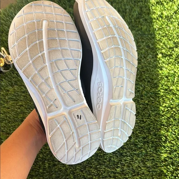 *like new* OOFOS sport low woman’s shoe size 9