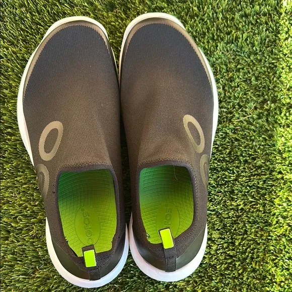 *like new* OOFOS sport low woman’s shoe size 9
