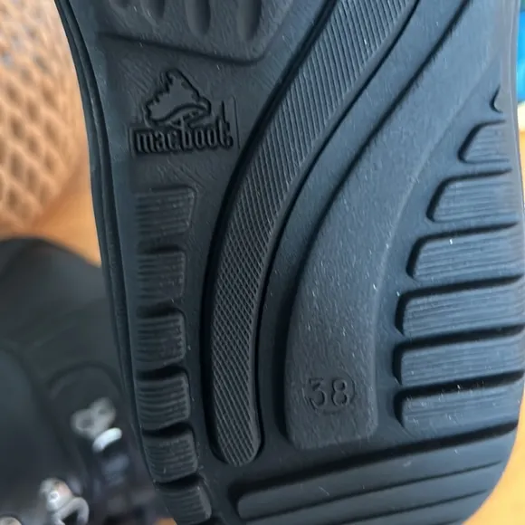 Like New! Wills Vegan Leather Black Walking Boots Size 38 / W 7 / M 5.5 Macboot