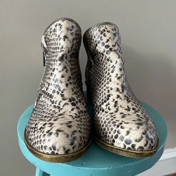 Lucky Brand Bartalino White Faux Snakeskin Zip Ankle Boots Women’s 38.5 / 8.5
