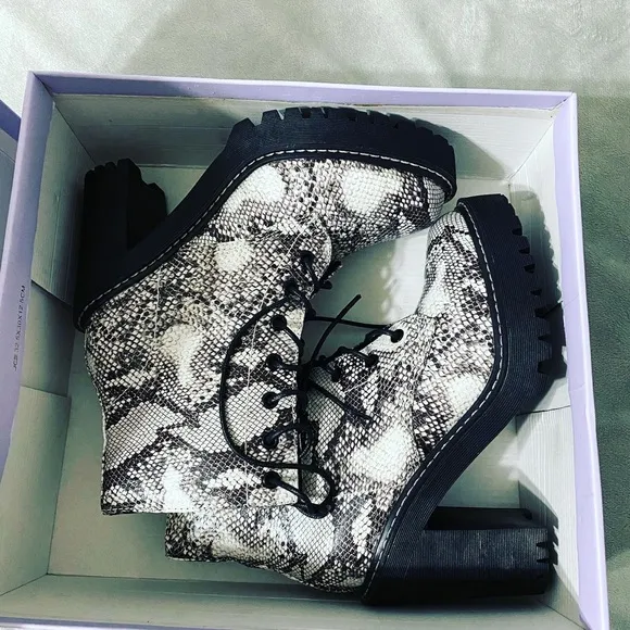 Madden girl Archiee fashion boots natural multi size 8.5