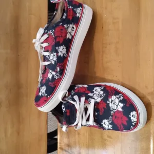 Mark Nason Hawaiian skull floral beach shoes red white and blue size 10.5