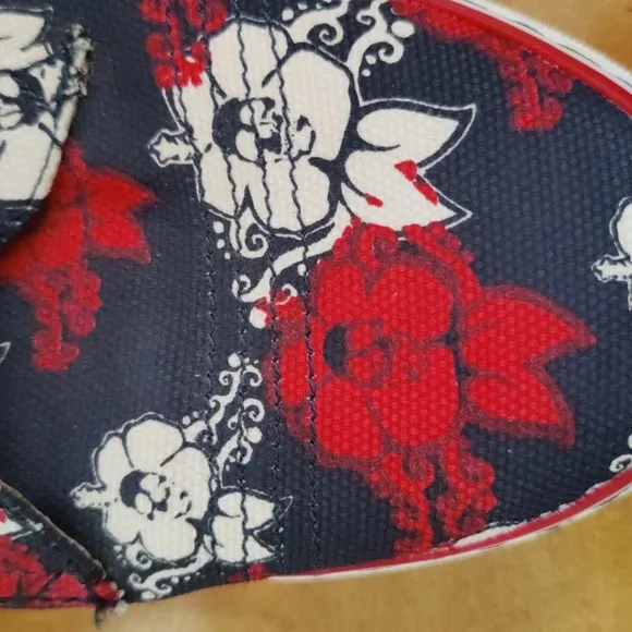 Mark Nason Hawaiian skull floral beach shoes red white and blue size 10.5