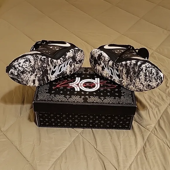Men Black and White Sneakers