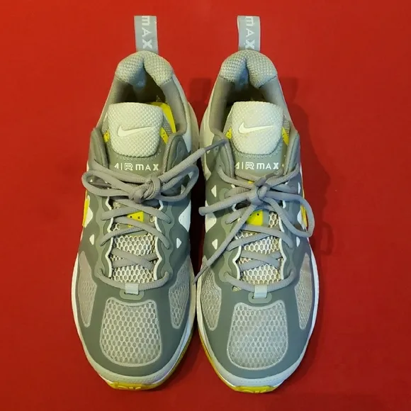 Mens size 10 Nike Air Max Genome athletic shoes