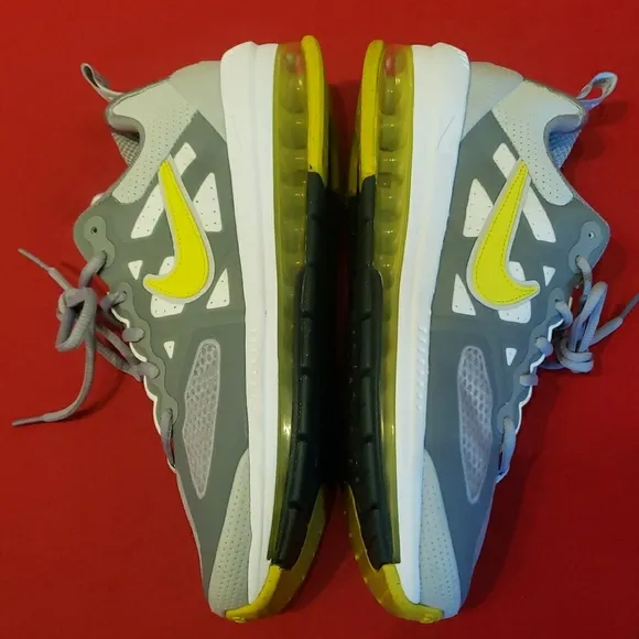 Mens size 10 Nike Air Max Genome athletic shoes