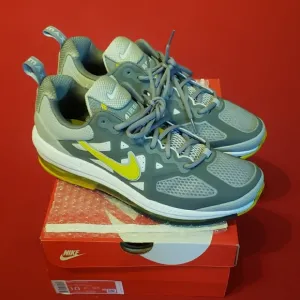 Mens size 10 Nike Air Max Genome athletic shoes