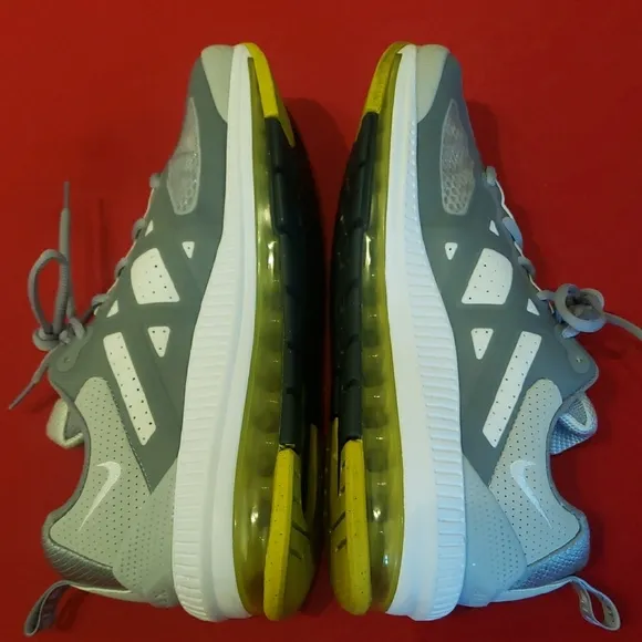 Mens size 10 Nike Air Max Genome athletic shoes