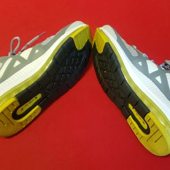 Mens size 10 Nike Air Max Genome athletic shoes