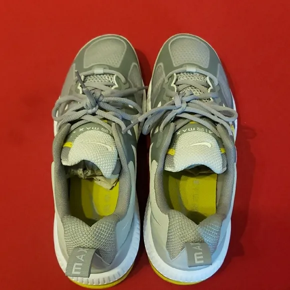 Mens size 10 Nike Air Max Genome athletic shoes