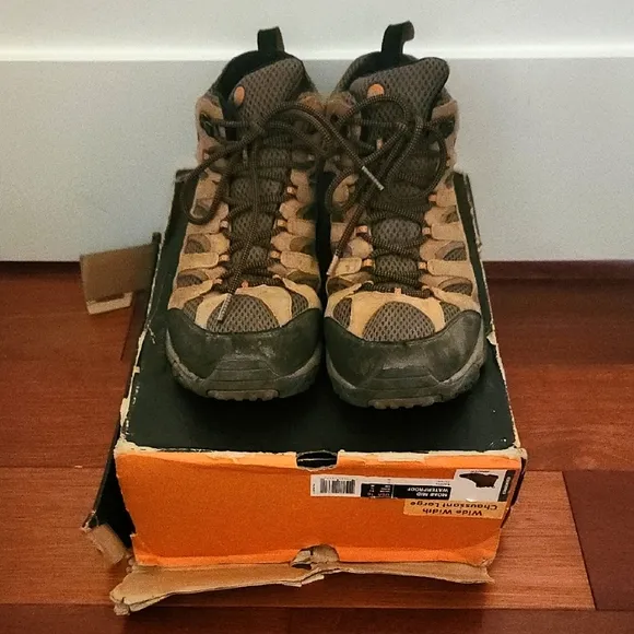 Merrell Brown Earth Moab Mid Waterproof hiking boots. Men's size 10 Wide.