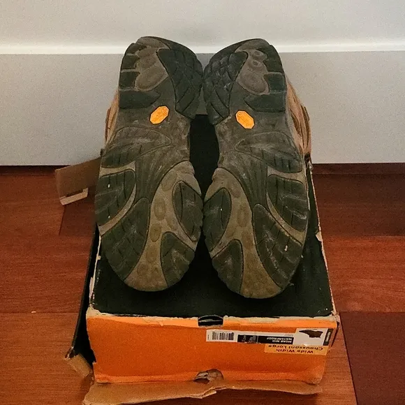 Merrell Brown Earth Moab Mid Waterproof hiking boots. Men's size 10 Wide.