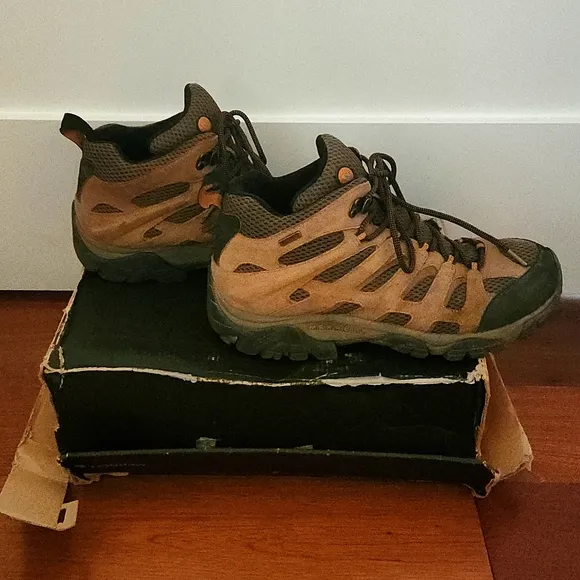 Merrell Brown Earth Moab Mid Waterproof hiking boots. Men's size 10 Wide.