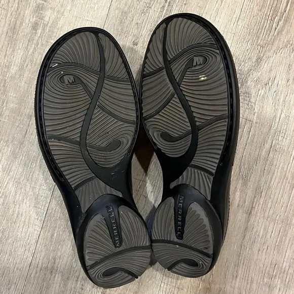 Merrell women’s black mules 6 like new