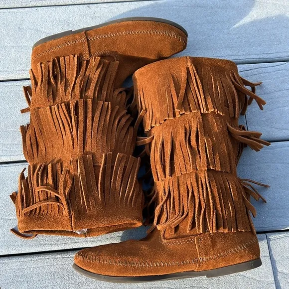 Minnetonka 3- Layer Fringe Boots Size 8