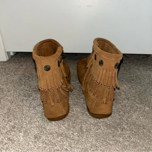 Minnetonka Tan Suede Fringed Side Zipped Moccasin Ankle Booties Size 8