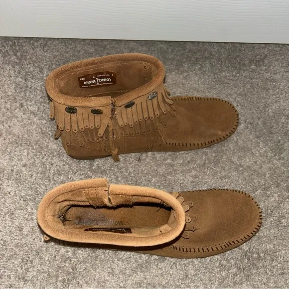 Minnetonka Tan Suede Fringed Side Zipped Moccasin Ankle Booties Size 8