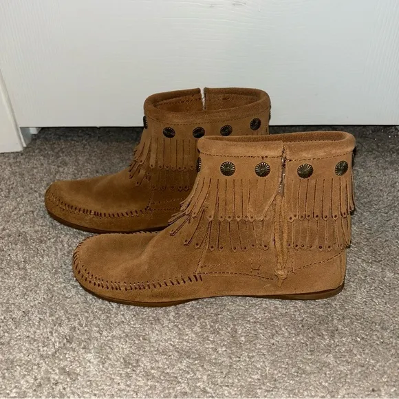 Minnetonka Tan Suede Fringed Side Zipped Moccasin Ankle Booties Size 8