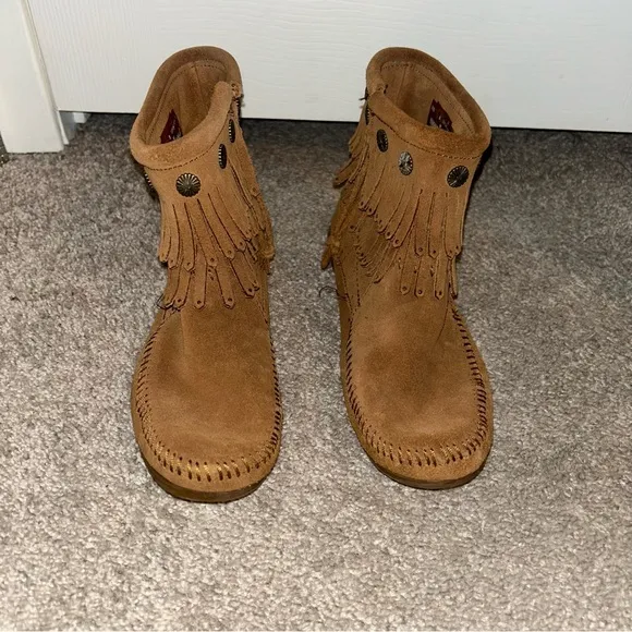 Minnetonka Tan Suede Fringed Side Zipped Moccasin Ankle Booties Size 8
