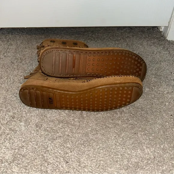Minnetonka Tan Suede Fringed Side Zipped Moccasin Ankle Booties Size 8