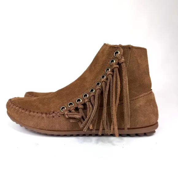 Minnetonka Willow bootie w fringe in dusty brown - sz 7 - BWOT