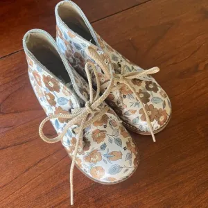 Mon Petit x Riley   Cru Floral Lace Up Hard Sole Boots - Size 8