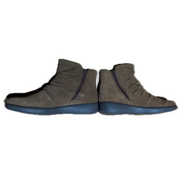 Munro Brown Suede Ruched Ankle Boots – Size 8.5
