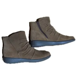 Munro Brown Suede Ruched Ankle Boots – Size 8.5