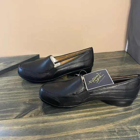 Natural Soul Carryon Slip on shoes size 9.5