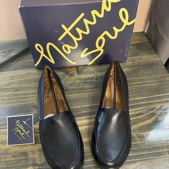 Natural Soul Carryon Slip on shoes size 9.5