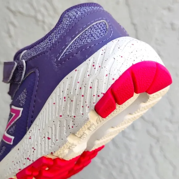 New Balance Unisex-Toddler Athletic shoe # 519v1 w/Hook and Loop Closure
