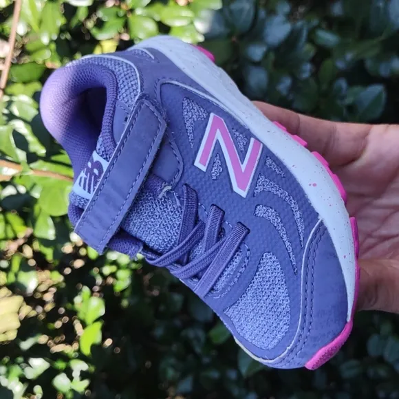 New Balance Unisex-Toddler Athletic shoe # 519v1 w/Hook and Loop Closure
