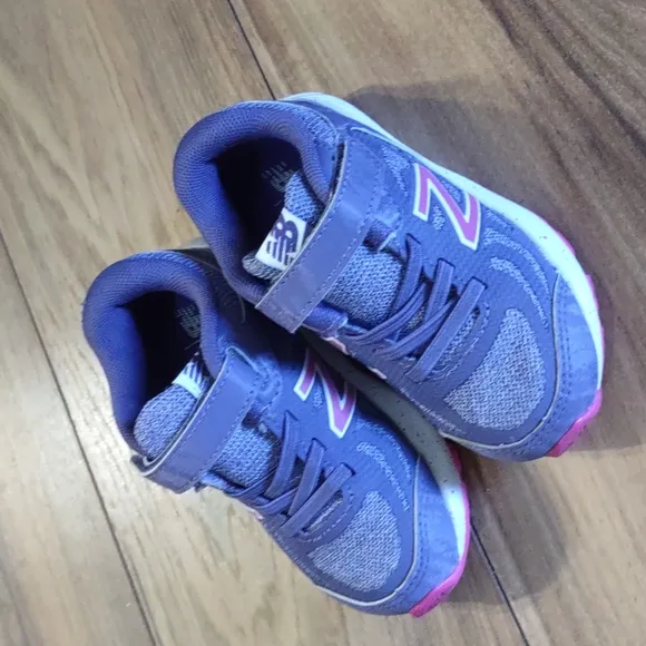 New Balance Unisex-Toddler Athletic shoe # 519v1 w/Hook and Loop Closure