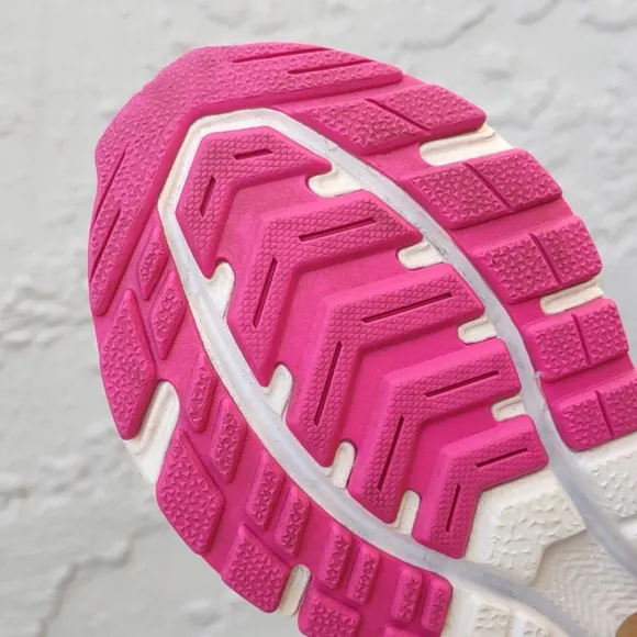 New Balance Unisex-Toddler Athletic shoe # 519v1 w/Hook and Loop Closure