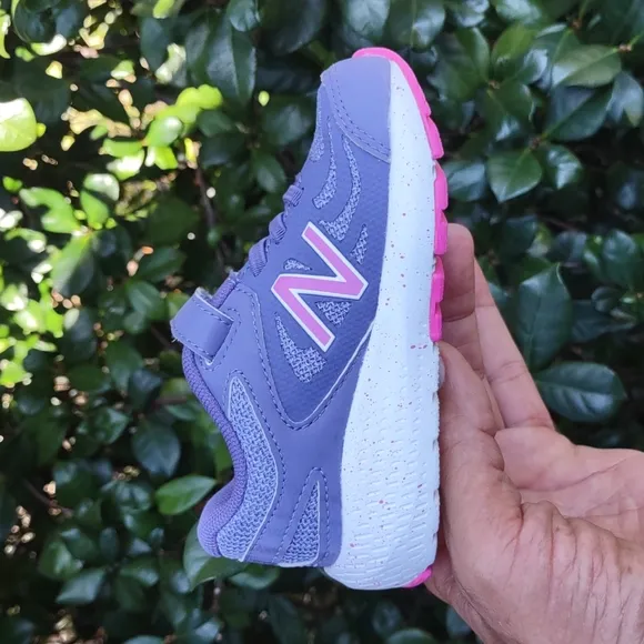 New Balance Unisex-Toddler Athletic shoe # 519v1 w/Hook and Loop Closure