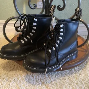 New DOC MARTENS  1460 DISRUPT 8 EYE BLACK/White LEATHER BOOTS MENS 7 WOMANS 8