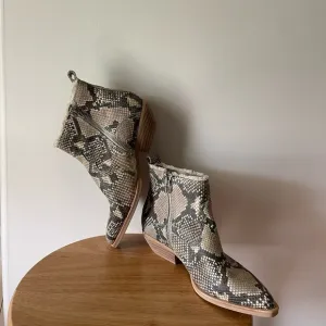 New Dolce Vita Unity Snake Skin Ankle Boots Booties Women’s 6.5