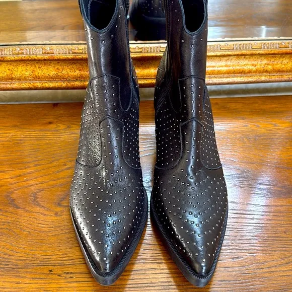 New Emanuele Crasto Studded Black Ankle Boots. Sz 40. Leather upper. Made/Italy