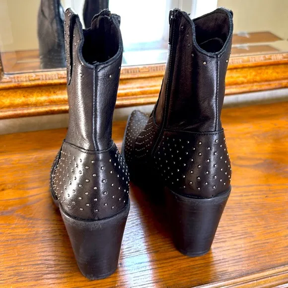 New Emanuele Crasto Studded Black Ankle Boots. Sz 40. Leather upper. Made/Italy