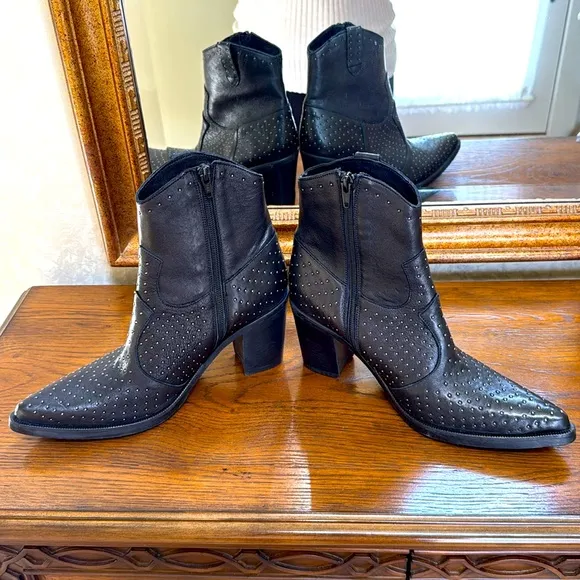 New Emanuele Crasto Studded Black Ankle Boots. Sz 40. Leather upper. Made/Italy